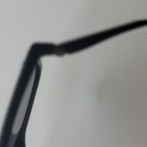 Black framed sunglasses with reflective lenses. - Picture 3 of 6